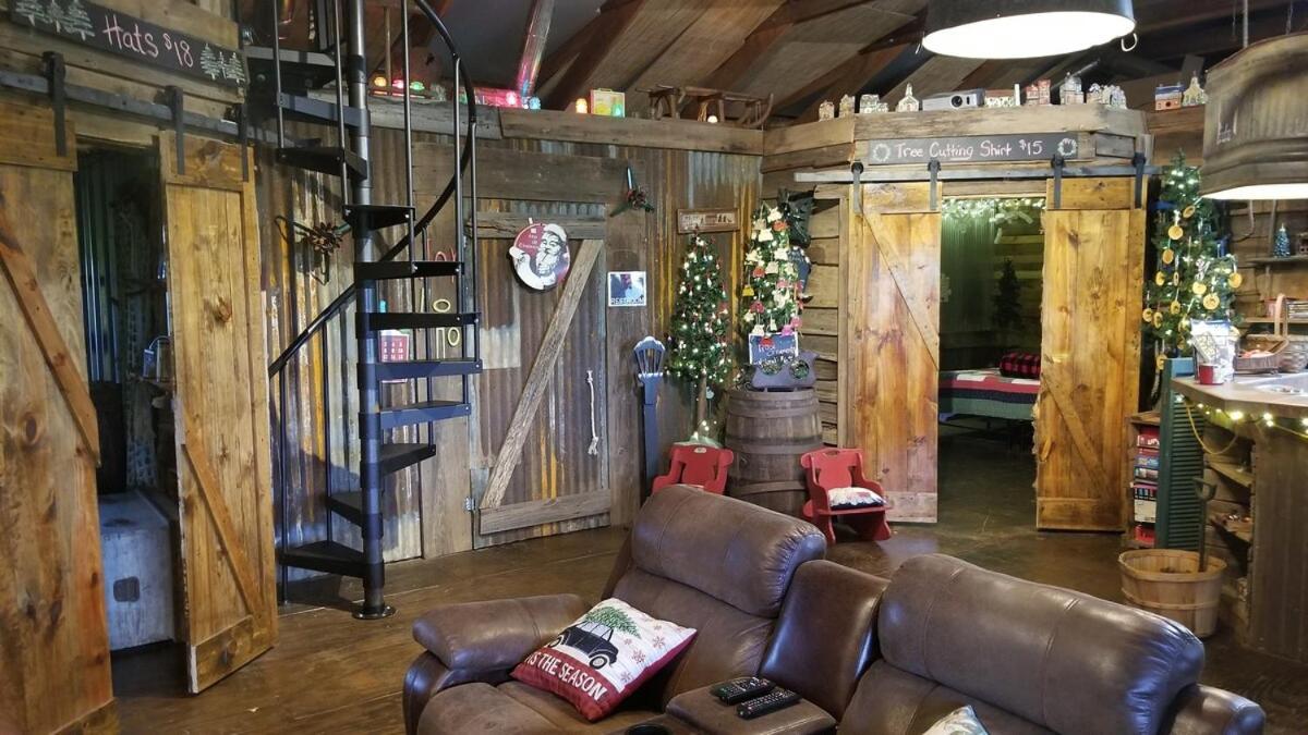 Rural Life On A Real Christmas Tree Farm! Hallmark Experience! Ozark Esterno foto